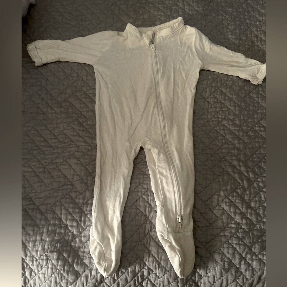 Kyte BABY size Newborn White zippie bamboo sleeper